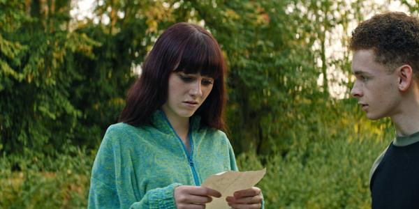 Bild 1 von 5: Alice (Scarlett Rayner, li.) schaut sich den alten Zettel an, den Meg von Daniel bekommen hat, und erkennt Beas Handschrift. Elliot (D'Nico Greaves) und sie verstehen die Zusammenhänge nicht wirklich: Wie kann Bea eine 23 Jahre alte Nachricht geschrieben haben?