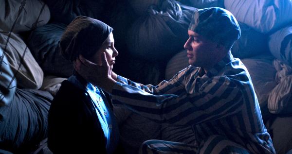 Bild 1 von 7: Die Wehrmacht ist 1944 an allen Fronten auf dem Rückzug. Doch in Auschwitz wird weiter gemordet. Für das Liebespaar Helen Spitzer und David Wisnia beginnt ein Wettlauf mit der Zeit.