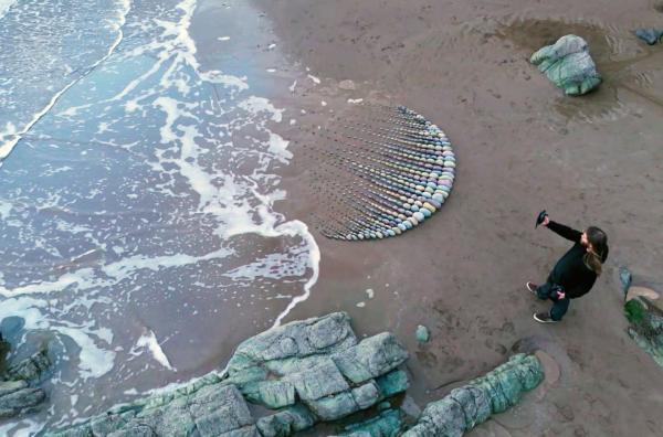 Bild 1 von 2: Jon Foremans Land Art ist Kunst, die verschwindet. Das Meer holt sich die Steine zurück.
