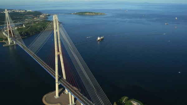 Bild 1 von 4: Die Russki-Brücke verbindet die Insel Russki mit der Hafenstadt Wladiwostok. Sie ist so konstruiert, dass sie auch enormen Windgeschwindigkeiten standhält.