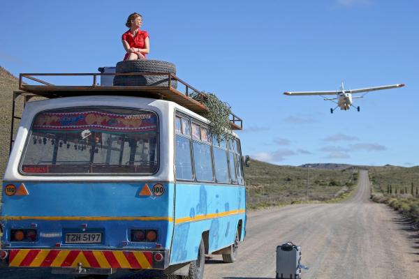 Bild 1 von 24: Im Bild: Kaum in Afrika angekommen, ist Johanna (Julia Brendler) schon in der Wildnis gestrandet. Doch Rettung naht.