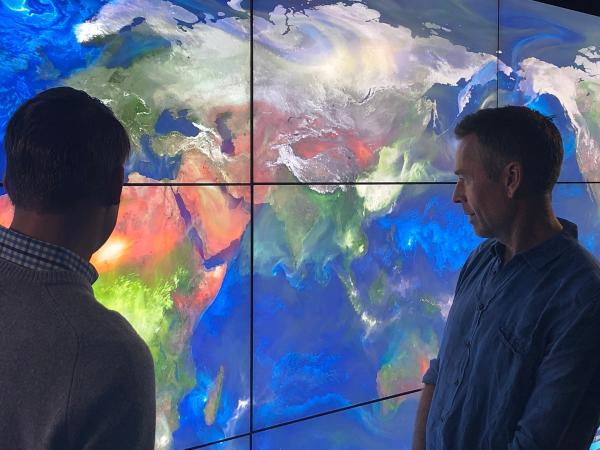 Bild 1 von 15: Dirk Steffens im Gespräch mit einem Wissenschaftler des Goddard Space Flight Center (GSFC) der NASA in Greenbelt, USA.