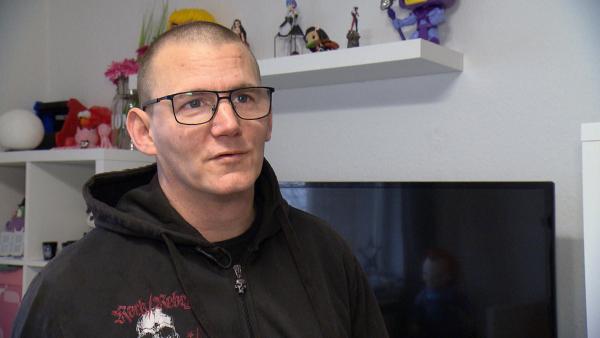 Bild 1 von 4: Mike (47) wartet weiter auf den Start in seinen neuen Job. Solange die Bewacher-ID fehlt, bringt der Security-Job noch kein Geld ein. Also bewirbt er sich zusätzlich weiter, sogar auf Nachtarbeit als Zeitungsbote.
