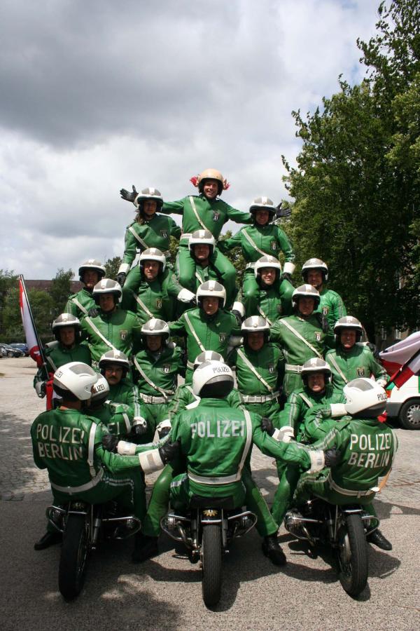 Bild 1 von 2: Willi (Mitte, oben) mit Polizisten der Motorradsportgruppe aus Berlin.