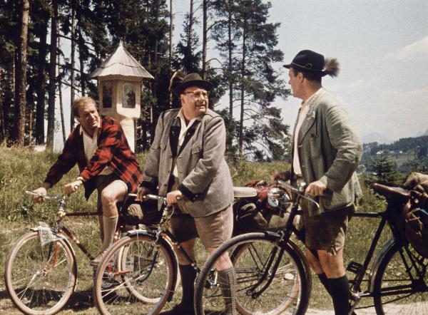 Bild 1 von 2: Kräftig in die Pedale treten: Die drei ehemaligen Schulkameraden Fritz Eilers (Heinz Erhardt, Mitte), Ulrich Salandt (Hans-Joachim Kulemkampff, l.) und Johannes Büttner (Wolf Albach-Retty).