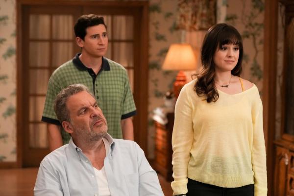 Bild 1 von 11: (v.l.n.r.) Murray Goldberg (Jeff Garlin); Geoff Schwartz (Sam Lerner); Erica Goldberg (Hayley Orrantia)