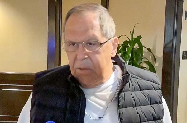 Bild 1 von 1: Während die Welt gespannt auf das Treffen zwischen dem russischen Präsidenten Wladimir Putin und US-Präsident Donald Trump schaut, zieht der Pullover von Außenminister Sergej Lawrow mit den kyrillischen Buchstaben für UdSSR die Aufmerksamkeit auf sich.