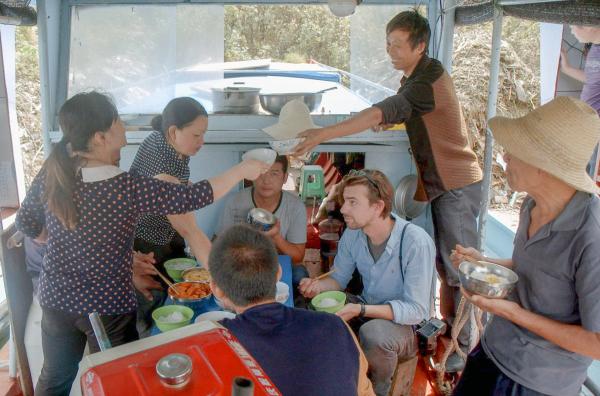 Bild 1 von 4: Auf seiner Reise entlang des chinesischen Flusses Yangtse trifft der niederländische Fotograf Ruben Terlou (3.v.r., sitzend) auf Fischer, die unter den Auswirkungen des Drei-Schluchten-Damms leiden.