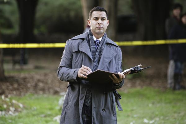 Bild 1 von 38: Javier Esposito (Jon Huertas) nimmt den Fundort der Leiche genau unter die Lupe.