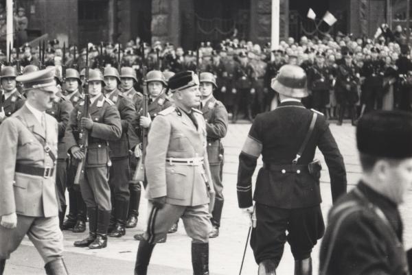 Bild 1 von 2: Hitler mit Mussolini im September 1937 in Berlin.