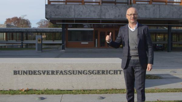 Bild 1 von 2: Wissenschaftmoderator Karsten Schwanke vor dem Bundesverfassungsgericht in Karlsruhe.