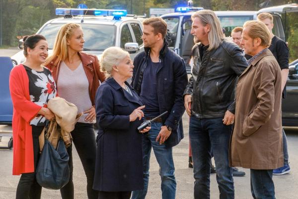 Bild 1 von 17: Im Bild (v.li.): Maria Happel (Dr. Franziska Beck), Lilian Klebow (Penny Lanz), Brigitte Kren (Dr. Henriette Wolf), Michael Steinocher (Simon Steininger), Stefan Jürgens (Carl Ribarski), Helmut Bohatsch (Franz Wolfahrt).