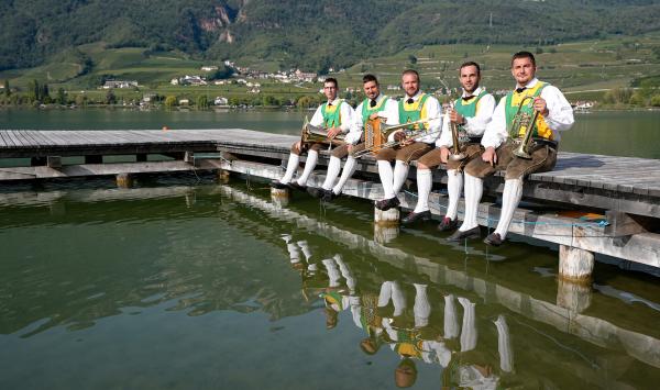 Bild 1 von 18: Die Traminer Tanzlmusig am Kalterer See.