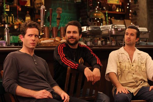 Bild 1 von 10: (v.l.n.r.) Dennis Reynolds (Glenn Howerton); Charlie Kelly (Charlie Day); Mac (Rob McElhenney)
