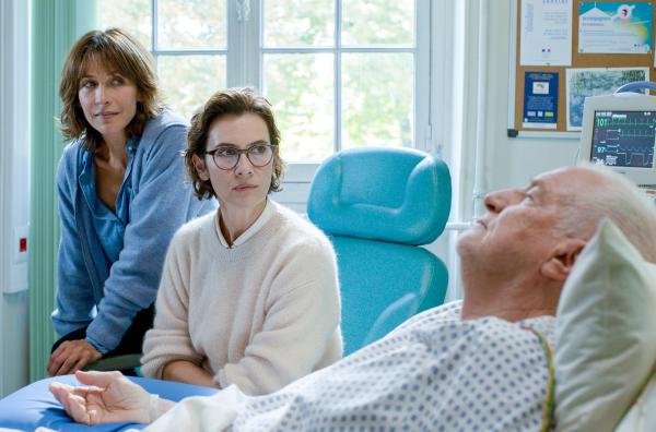Bild 1 von 3: Emmanuèle (Sophie Marceau, li.) und Pascale (Géraldine Pailhas, Mi.) besuchen ihren Vater André (André Dussollier, re.) nach seinem Schlaganfall im Krankenhaus.