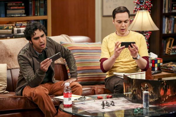 Bild 1 von 1: Rajesh Koothrappali (Kunal Nayyar, l.); Sheldon Cooper (Jim Parsons, r.)