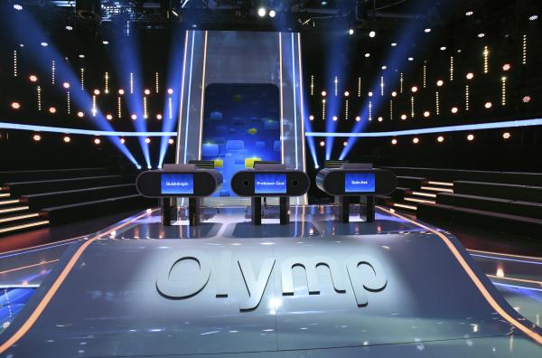 Bild 1 von 1: Moderator Jörg Pilawa meldet sich mit neuen Live-Ausgaben der weltweit ersten interaktiven Quizshow zurück. Jeweils freitags (ab 23.02.18) gibt es ab 18:00 Uhr neue Doppelfolgen des ?Quizduell-Olymp?. Hier spielen im Studio zwei Prominente gegen drei Quiz-Giganten. Studioansicht