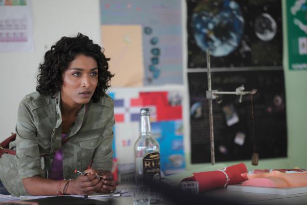 Bild 1 von 4: Die smarte Camille Bordey (Sara Martins) lässt sich nicht manipulieren und durschaut die Menschen, die sie vernimmt, schnell.