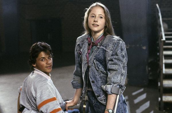 Bild 1 von 3: Anna (Silvia Seidel) und Rainer (Patrick Bach) sind von der Ballettaufführung fasziniert.