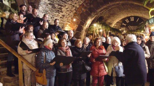Bild 1 von 2: Weihnachtliche Musik untermalt den Adventmarktbesuch. Der Eferdinger Chor \