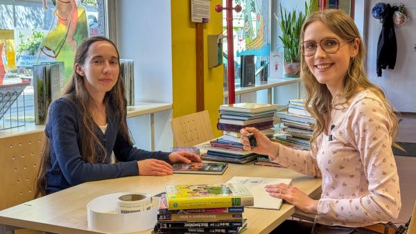 Bild 1 von 4: Im Bild: Bibliothekarin Lisa und Lena bei der Arbeit.