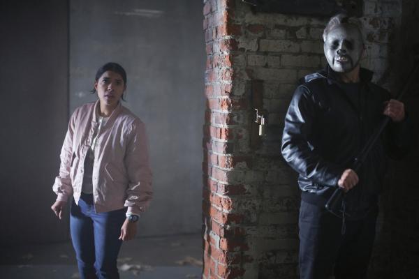 Bild 1 von 5: Celina Juarez (Lisseth Chavez) folgt auf ihrem Heimweg in der Dunkelheit einem unheimlichen Geräusch, das sie in ein leerstehendes Gebäude führt. Eine Falle?