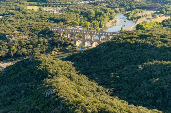 Bild 1 von 4: Das Aquädukt gilt einerseits als Symbol für die Macht des Menschen über die Natur und ist andererseits im Laufe der Jahrhunderte allmählich Teil der Landschaft geworden.