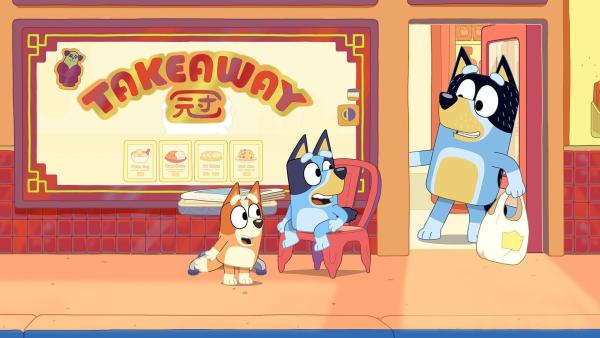 Bild 1 von 6: Als sie fünf Minuten Wartezeit vor einem Restaurant zu überbrücken haben, bis das Essen zum Mitnehmen fertig ist, suchen Bluey und Bingo nach immer neuer Ablenkung und fordern die Geduld ihres Vaters ganz schön heraus.