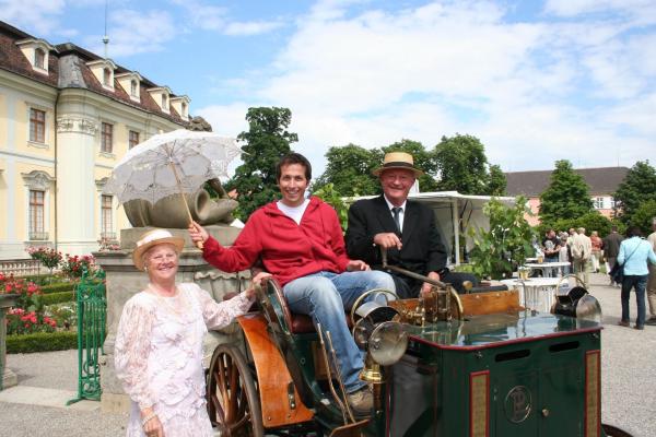 Bild 1 von 8: Willi (Mitte) beim Oldtimer-Treffen in Ludwigsburg.
