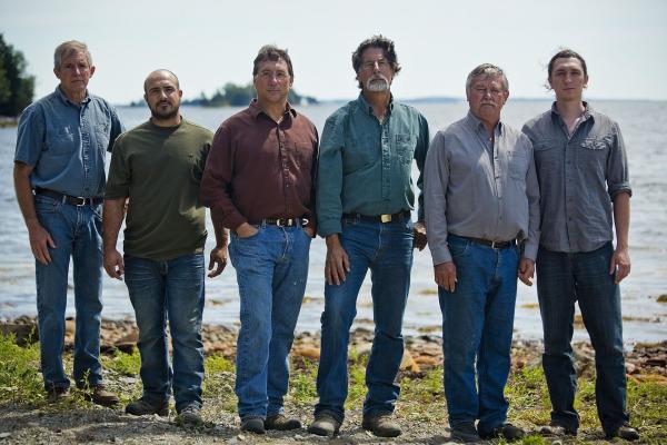 Bild 1 von 4: Fluch und Legende: (v.l.n.r.) Craig Tester, Jack Begley, die Brüder Marty und Rick Lagina, David Blankenship und Alex Lagina wollen das Geheimnis der sagenumwobenen Insel \