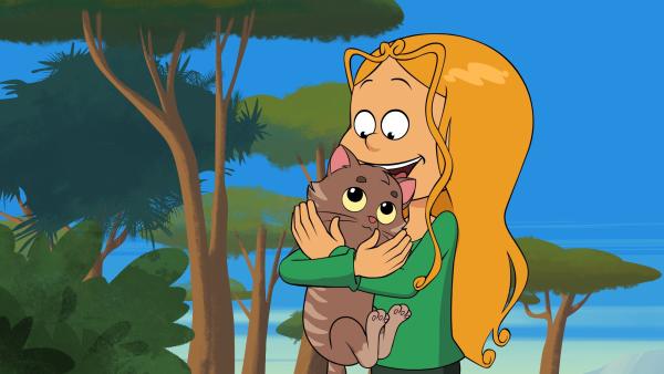 Bild 1 von 3: Marine bringt die Katze zurück zu Frau Plückhahn.