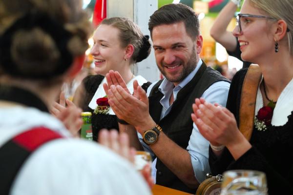 Bild 1 von 1: Heimatleuchten Moderator Richard Deutinger am Gauder Fest, während ServusTVs \
