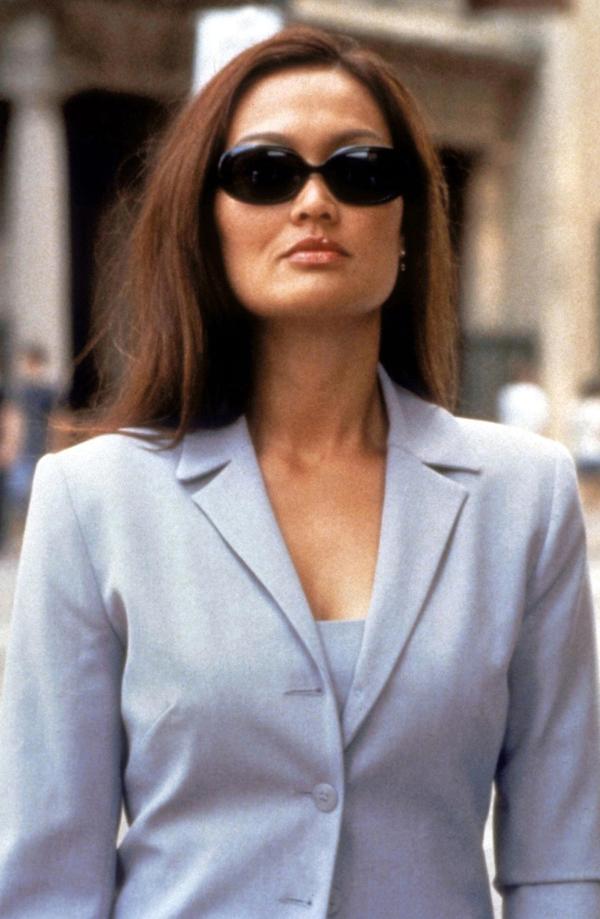 Bild 1 von 9: Sydney Fox (Tia Carrere) ist Professorin für Kunstgeschichte an der Universität von Toronto und ständig auf der Suche nach historischen Artefakten.