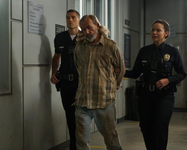 Bild 1 von 4: Tim Bradford (Eric Winter) und Lucy Chen (Melissa O'Neil) begleiten den Straftäter in die Zelle.