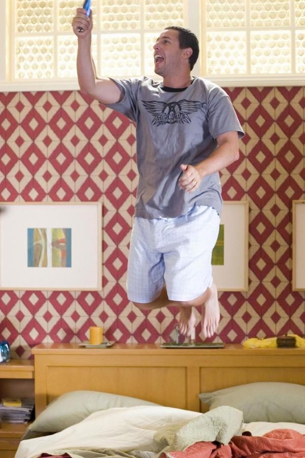 Bild 1 von 8: Völlig losgelöst, von der Erde: Michael (Adam Sandler) spielt mit der Pausentaste herum - mit bizarren Ergebnissen ...