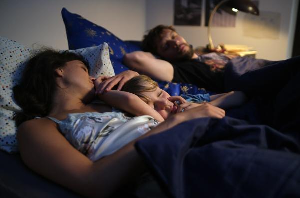 Bild 1 von 6: Daniel (Christoph Humnig, re.) liebt sein Familienleben mit Jenny (Katharina Bach, li.) und Jonathan (Karlo Gruber, Mi.), aber manchmal überkommen ihn Zweifel.