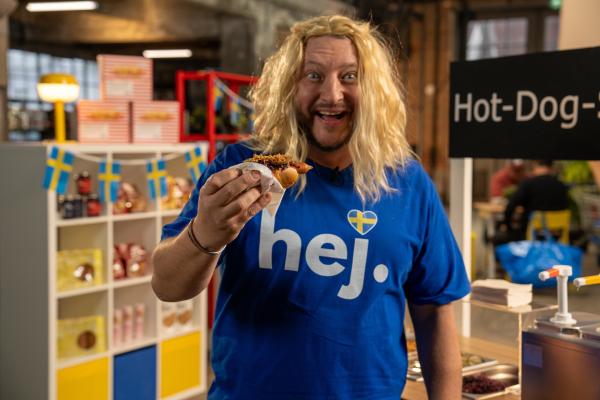 Bild 1 von 6: IKEA hat mit seinem Hot Dog einen weltweiten Hype ausgelöst und verkauft die Brühwurst für zwei Euro. Sebastian Lege baut die Wurst von Ikea in seiner Werkstatt nach.