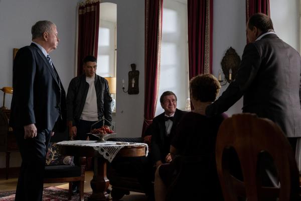 Bild 1 von 6: Oberstaatsanwalt Bernd Reuther (Rainer Hunold, l.) nimmt zusammen mit Kommissar Max Fischer (Max Hemmersdorfer,2.v.l.) die Ermittlungen auf. Die beiden befragen Daniel Heller (Max Bretschneider, M.), Mutter Margit Heller (Muriel Baumeister, 2.v.r.) und den Vater Burkhard Heller (Thomas Ku?gel, r.)