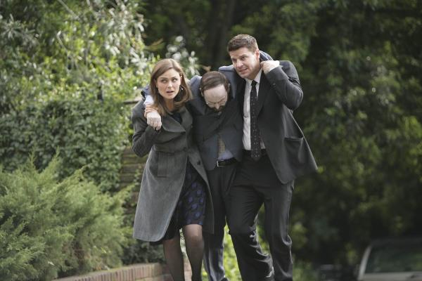 Bild 1 von 7: (v.l.n.r.) Dr. Brennan (Emily Deschanel); Hank Reilly (Charles Dougherty); Booth (David Boreanaz)