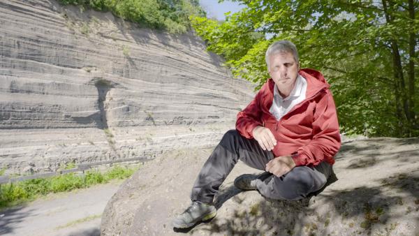 Bild 1 von 4: Für den Geologen Colin Devey ist die Wingertsbergwand in der Eifel ein Fenster in die Erdgeschichte. Die imposanten Schichten sind die Auswürfe eines Vulkanausbruchs vor knapp 13.000 Jahren.