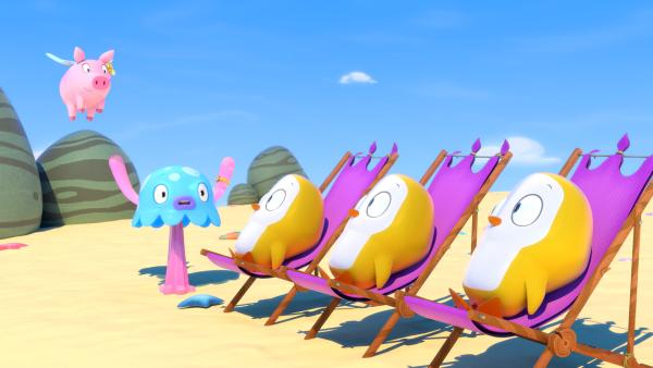 Bild 1 von 1: Pinkie und Takolo versuchen die Pinguine aus Funkelland zu vertreiben.