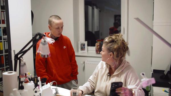 Bild 1 von 4: Die Ehe von Jezz (re.) und Krümel leidet unter dem Stress der Beautysalon-Insolvenz.