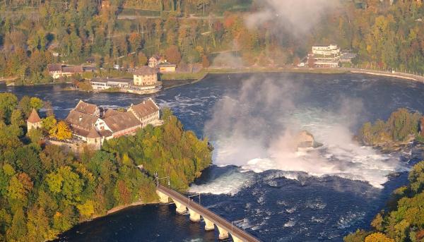 Bild 1 von 5: Der Rheinfall bei Schaffhausen ist der gößte Wasserfall Europas.