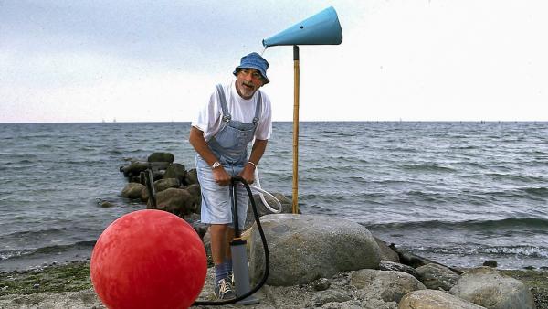 Bild 1 von 1: Peter (Peter Lustig) fährt ans Meer und genießt die gute Luft - doch was ist das überhaupt?
