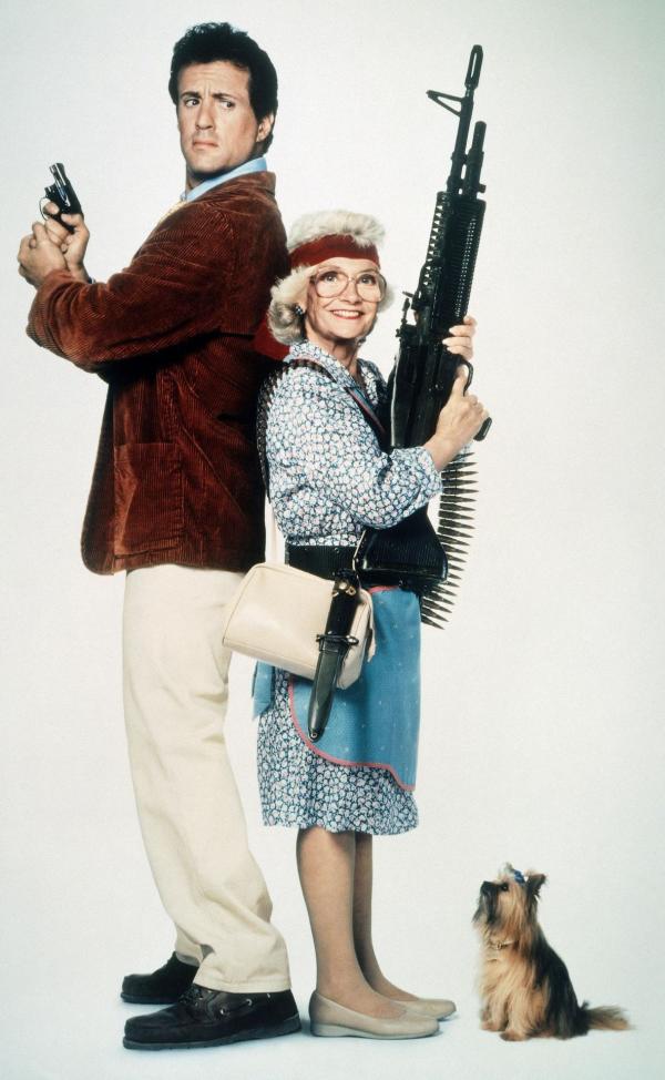 Bild 1 von 4: Als Joe Bomowski (Sylvester Stallone, l.), Cop in L.A., überraschend Besuch von seiner Mutter (Estelle Getty, r.) bekommt, ahnt er, dass ihm eine turbulente Zeit bevorsteht ...