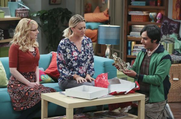 Bild 1 von 9: Weil Raj (Kunal Nayyar, r.) sich ein bisschen zu sehr über das Valentinstagsgeschenk seiner Verflossenen Emily freut, befürchten Penny (Kaley Cuoco, M.) und Bernadette (Melissa Rauch, l.), dass ihr Freund sich wieder von ihr einwickeln lässt und greifen ein ...