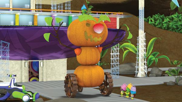 Bild 1 von 5: Der Geisterkürbis rollt los. Und Spike ist auf ihm gefangen.