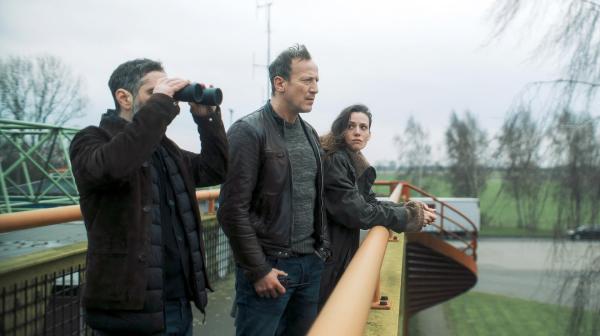 Bild 1 von 17: Im Bild: Sind einem Drogentransport in großem Stil auf der Spur: Mario Schmitt (Denis Moschitto, l.) Falke (Wotan Wilke Möhring, M.) und Lynn de Baer (Gaite Jansen).