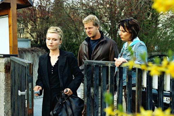 Bild 1 von 18: Leo (Henning Baum, M.) und Nina (Elena Uhlig, r.) haben entdeckt, dass Mareike Gerstenkandler (Johanna Gehlen, l.) zwei Lebensversicherungen ihres verstorbenen Mannes in Höhe von 1,5 Millionen Euro ausbezahlt bekommt. Ist sie doch die Mörderin?