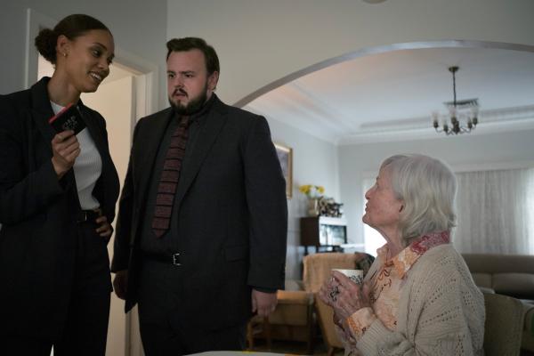 Bild 1 von 6: Meg (Kirsty Sturgess, l.) und Max (John Bradley, M.) suchen bei Lloyds vermeintlicher Geschäftspartnerin Marjorie (Diana McLean, r.) nach einem wichtigen Beweisstück.